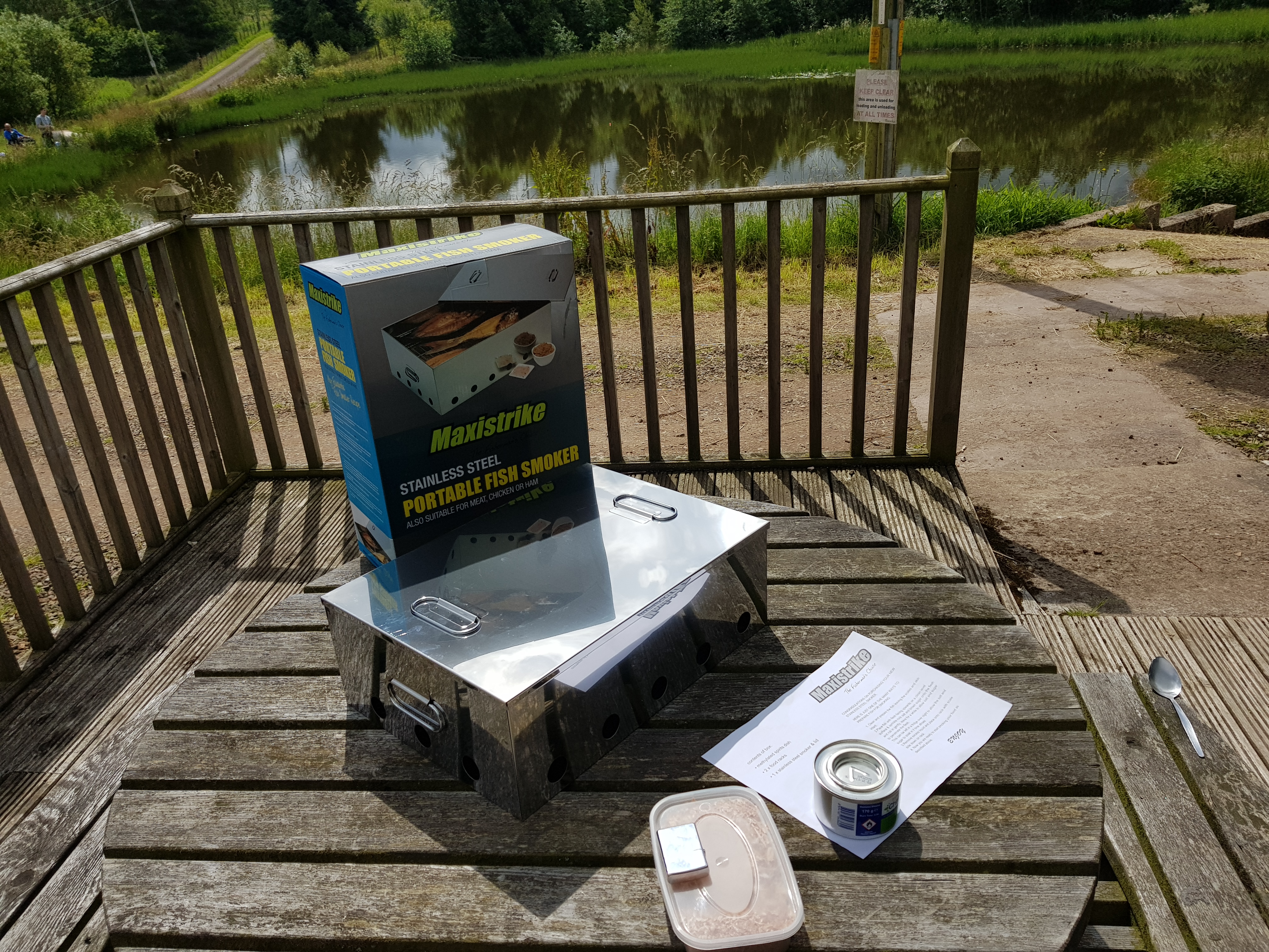 STAINLESS STEEL FISH SMOKER COMPLETE WITH FUEL AND OAK SAWDUST